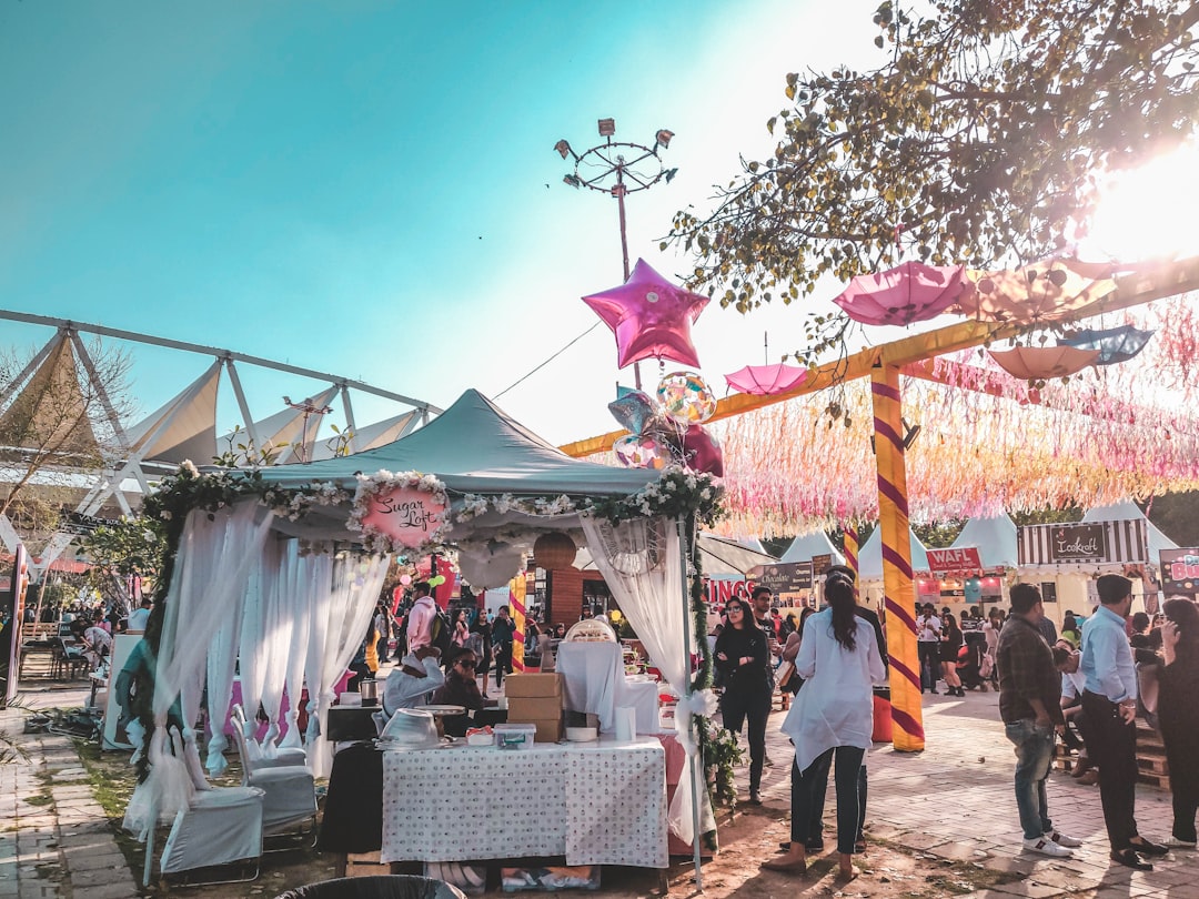 Messen und Events im niedersächsischen Raum: Wie Messedekoration mit Ballonbögen dein Unternehmen sichtbar macht