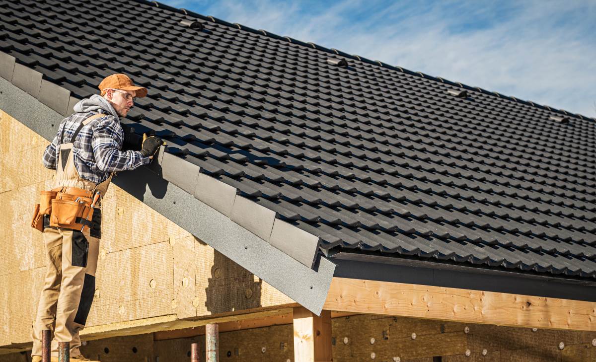 Dachdecker in Ammerland beauftragen — Worauf Sie achten soll